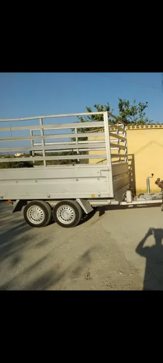 Remolque de doble eje basculante de 750