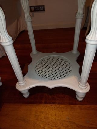 Mesa auxiliar blanca con lámpara y silla