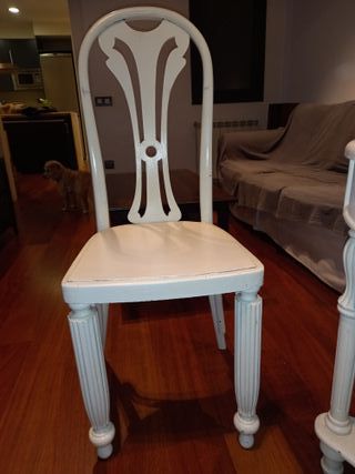 Mesa auxiliar blanca con lámpara y silla