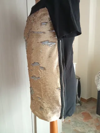 Miniabito con paillettes oro