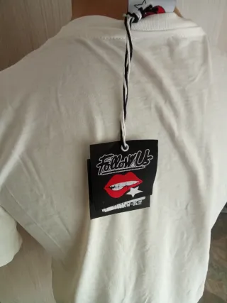 T-shirt bianca con scritte