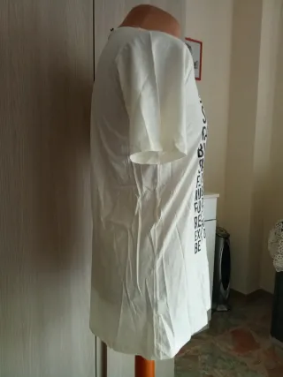 T-shirt bianca con scritte