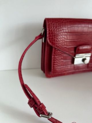 Bolso bandolera rojo cocodrilo