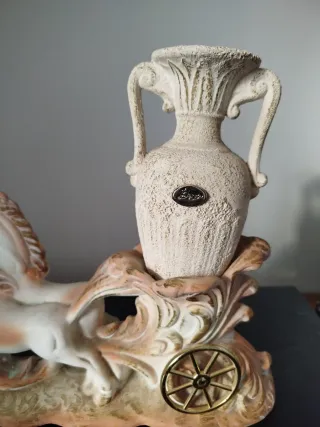 Statua vintage cavalli con vaso