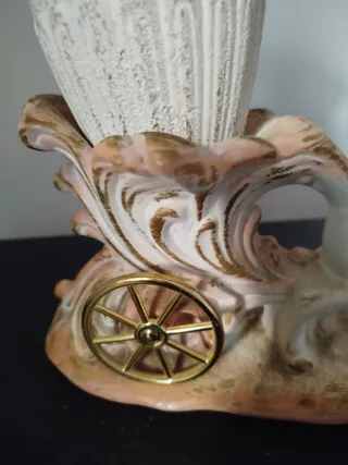 Statua vintage cavalli con vaso