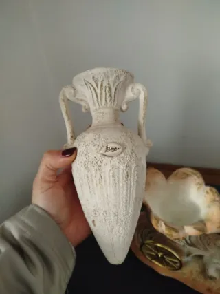 Statua vintage cavalli con vaso