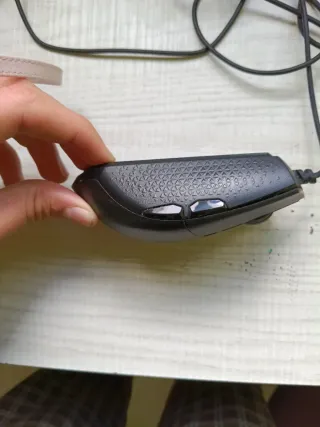 Ratón gaming negro con scroll atascado