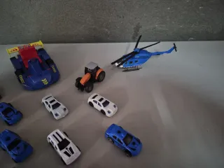 Lote de coches y helicóptero de juguete