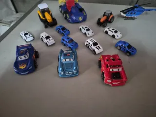 Lote de coches y helicóptero de juguete