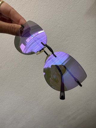 Gafas de sol moradas y negras