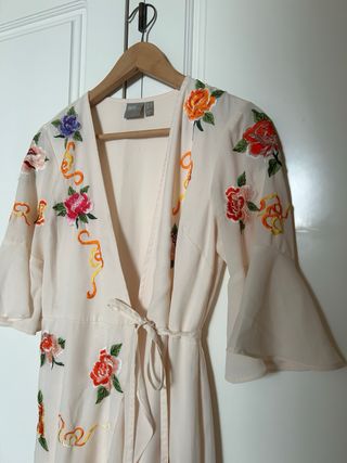 Vestido blanco con bordado floral