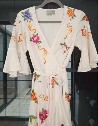 Vestido blanco con bordado floral