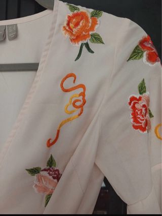 Vestido blanco con bordado floral