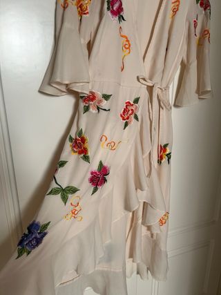 Vestido blanco con bordado floral