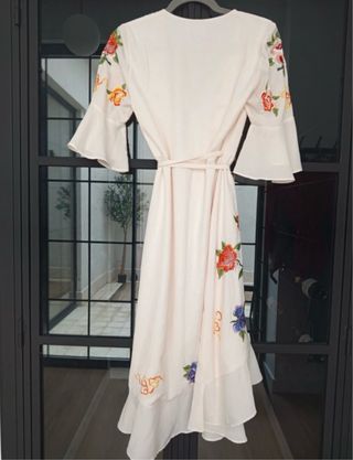 Vestido blanco con bordado floral