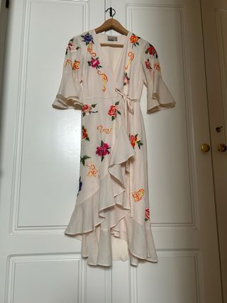 Vestido blanco con bordado floral