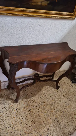 Consola antigua de madera