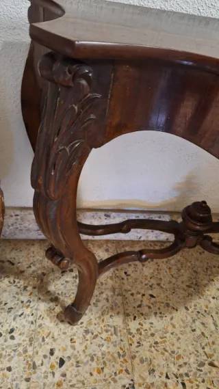 Consola antigua de madera