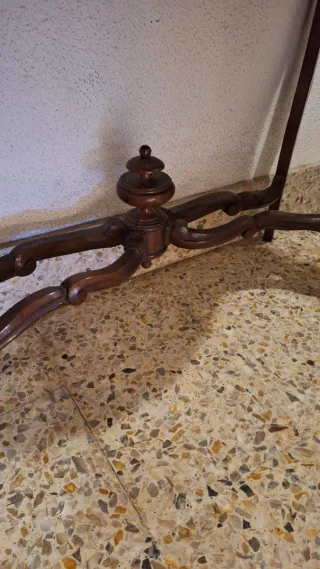 Consola antigua de madera