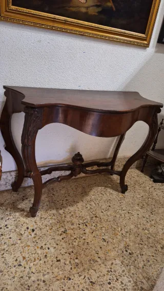 Consola antigua de madera