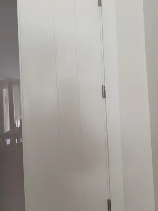 Puerta blanca con cristal