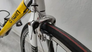 Bicicleta de carretera B'Twin blanca y amarilla