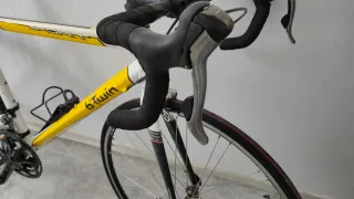 Bicicleta de carretera B'Twin blanca y amarilla