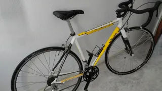 Bicicleta de carretera B'Twin blanca y amarilla