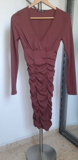 Vestido de corte midi. Nuevo sin estrenar. Color m