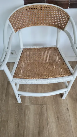 Mesa redonda cristal y 4 sillas bambú lacadas