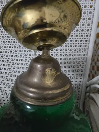 Lámpara de techo verde y dorada.