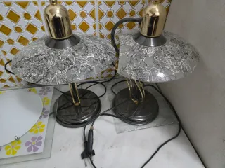 Lámpara de techo verde y dorada.