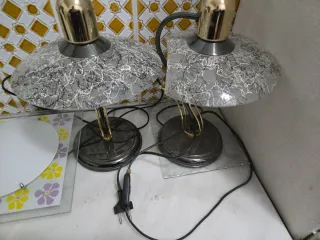 Lámpara de techo verde y dorada.