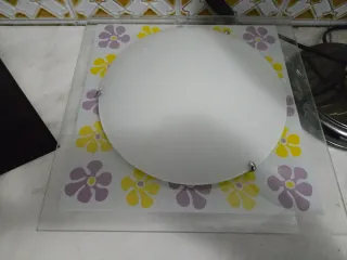 Lámpara de techo verde y dorada.