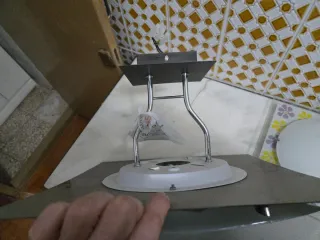 Lámpara de techo verde y dorada.