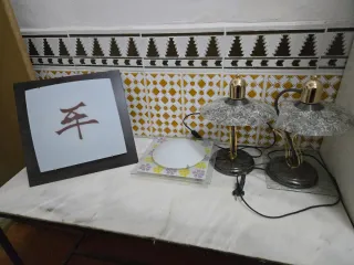 Lámpara de techo verde y dorada.