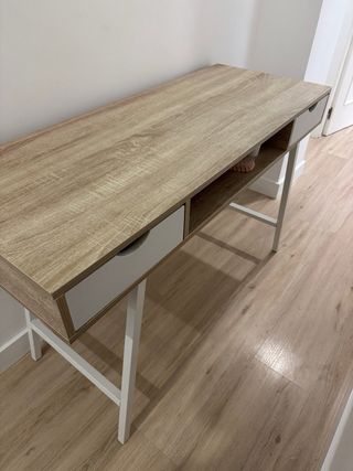 Escritorio juvenil madera. Beige y blanco.