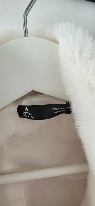 Capa de pelo beige para fiesta