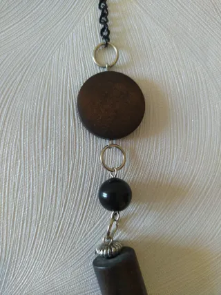 Collar de madera y cuentas negras