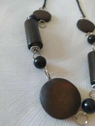 Collar de madera y cuentas negras