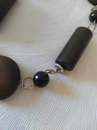 Collar de madera y cuentas negras