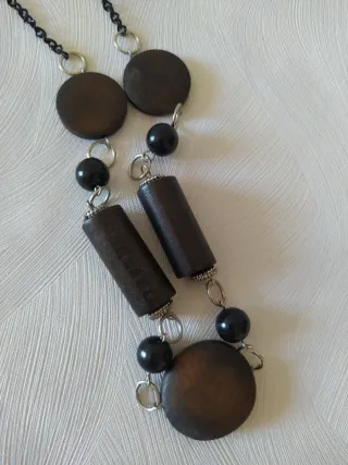 Collar de madera y cuentas negras
