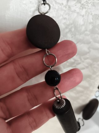 Collar artesanal de madera con cuentas negras