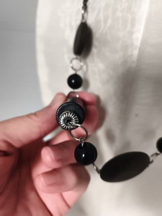 Collar artesanal de madera con cuentas negras