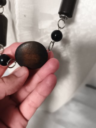 Collar artesanal de madera con cuentas negras