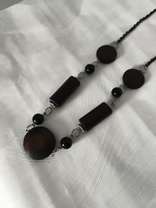 Collar artesanal de madera con cuentas negras