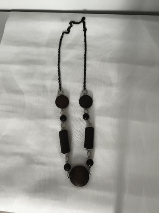 Collar artesanal de madera con cuentas negras