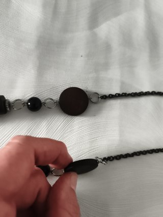 Collar artesanal de madera con cuentas negras