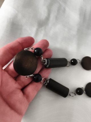 Collar artesanal de madera con cuentas negras