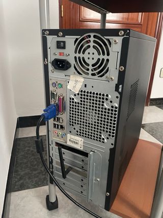 Ordenador de mesa marrón y gris